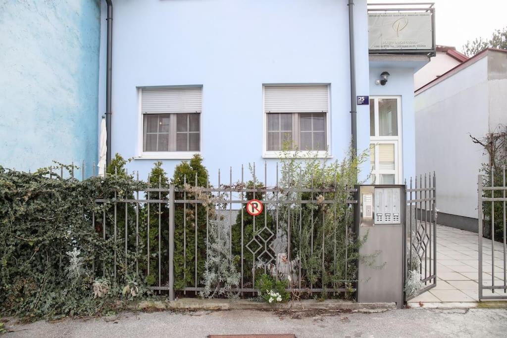 Nusha's Place Apartment *